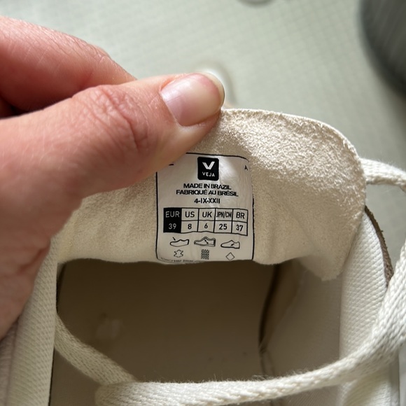 Veja V10 Sneakers in Extra White Sable Sahara - Picture 6 of 11